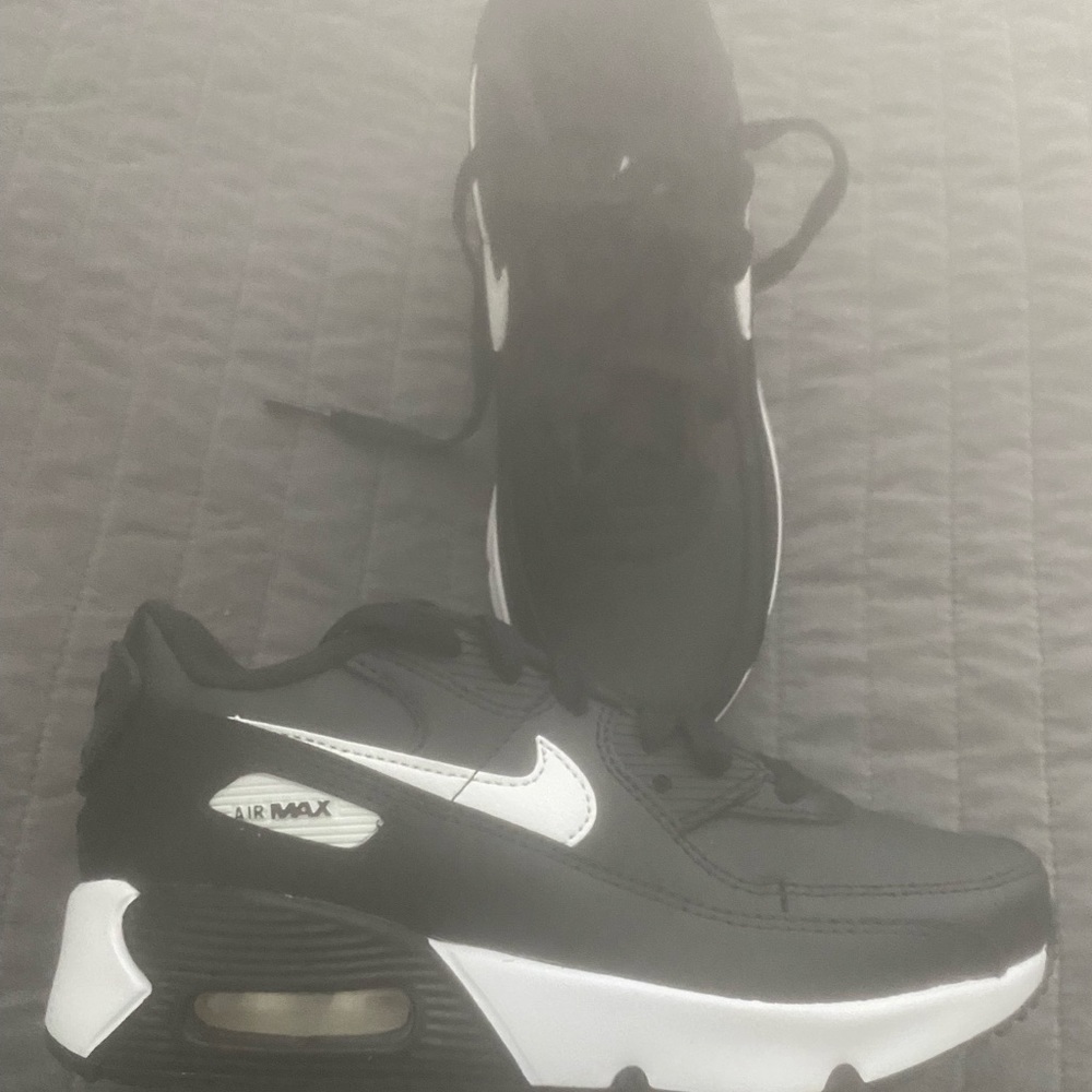 GIRLS BRAND NEW AIR MAX 90’s SIZE 1y